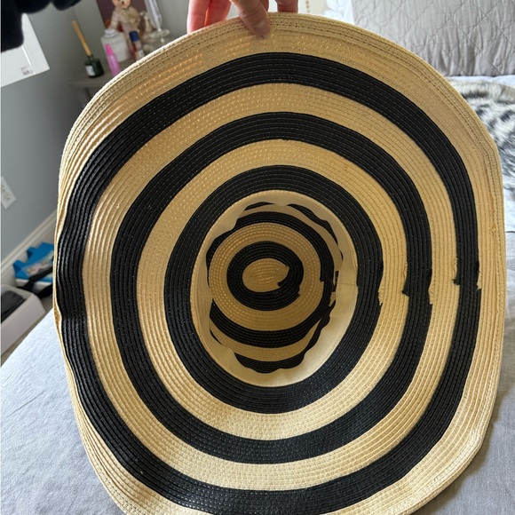 Striped Straw Hat ♠️ - Picture 2 of 2